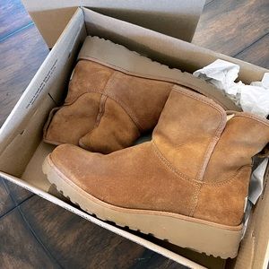 UGG Kristin wedge heeled boot in Chestnut size 8